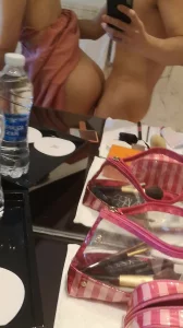 超甜漂亮妹妹玩起来骚的很牛仔短裤白丝袜多毛骚逼特写手指插入一顿扣搞得小穴湿哒哒