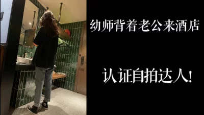 眼镜哥出租屋猛操在银行工作的极品女友完美露脸