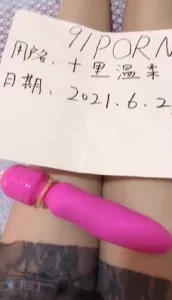 肉肉身材大奶妹子慢慢脱掉露奶揉搓大黑牛震动抽插