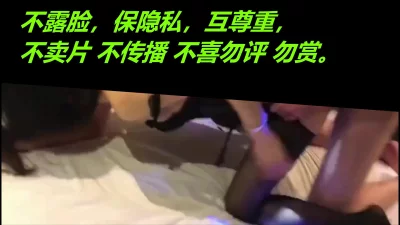 0监控偷拍一脸猥琐的小伙和漂亮的女友情趣酒店开房啪啪