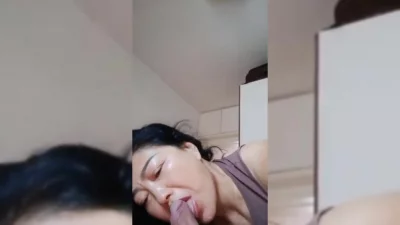 漂亮美女啪啪身材不错奶子饱满鲍鱼粉嫩水超多被无套猛怼爽叫不停射了还要操几下