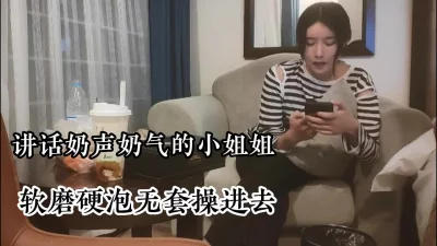 看长相就很骚的极品少妇全程露脸诱惑狼友淫声荡语听指挥揉奶玩逼舔手指上的淫水