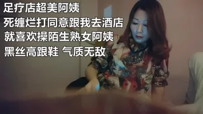 出手阔绰的有钱人包房1小时1600双飞两位有点姿色的气质姐妹花为了让服务好点又给200小费爽死了换着肏