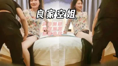 外表青涩巨乳肥B年轻妹子背着男友约炮友跑到高层天台啪啪很有感觉边插边往外流淫水刚操完妹子男友打来电话