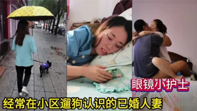 女神女神大波浪黄发美少女身材一流白嫩美乳带上黑框眼镜脱光光诱惑扭腰摆弄姿势