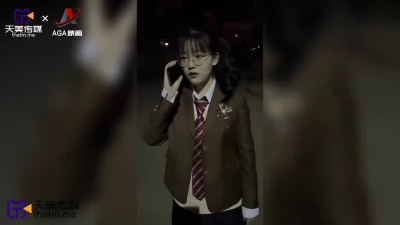 大神偷拍美女裙底风光可爱眼镜JK妹妹和闺蜜一起被CD制服JK学妹年轻版黄圣依身材好白内