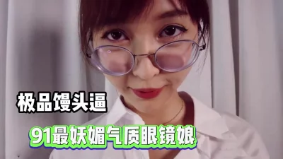 2气质白嫩小美女洗澡时下面还塞了根线看得人家鸡巴硬邦邦的zip