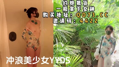 娇小身材贫乳美女小姐姐性感开档黑丝高跟鞋振动棒抽插坐在浴室地上自慰跪着翘起美臀摆弄