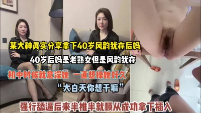 这么娇嫩的妹子伺候两个大鸡巴全程露脸口交让大哥大鸡巴插入直接受不了激情上位享受快感让大哥道具玩逼